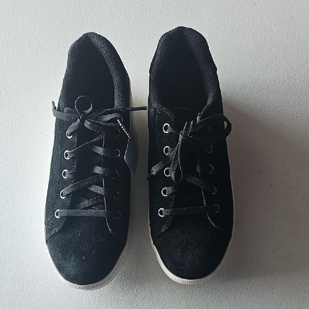 NWT Martha Stewart Black Skechers Lace-Up Sneakers, Size 9